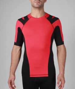 Intelliskin holdningskorrigerende t-shirt - Foundation 3.0 i Fire (rød) set forfra i studio