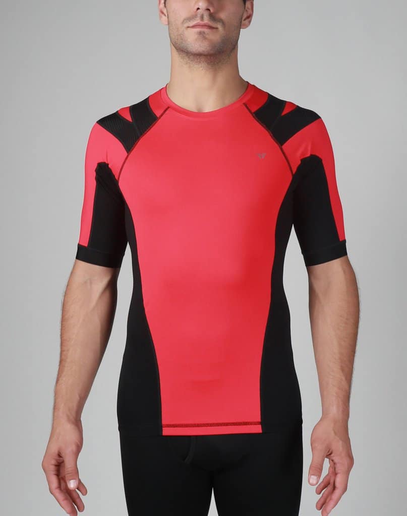 Intelliskin holdningskorrigerende t-shirt - Foundation 3.0 i Fire (rød) set forfra i studio