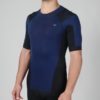 Intelliskin holdningskorrigerende t-shirt - Foundation 3.0 i Ink (blå) set skråt forfra i studio