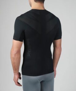 Intelliskin holdningskorrigerende t-shirt løs - AirStream i sort set skråt bagfra i studio